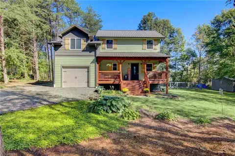 1021 Country Side Ln, Yadkinville, NC 27055