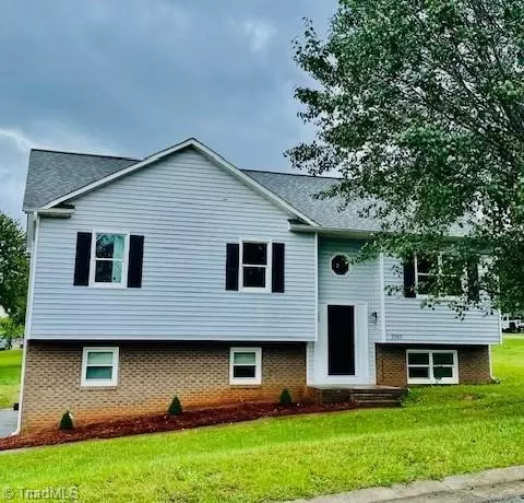 5505 Highland Trace Ct, Winston Salem, NC 27105
