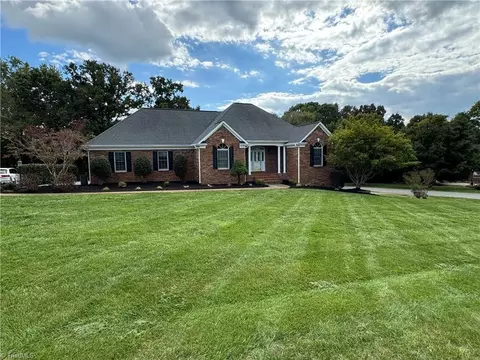 131 Glen - Oaks Dr, King, NC 27021 photo 4