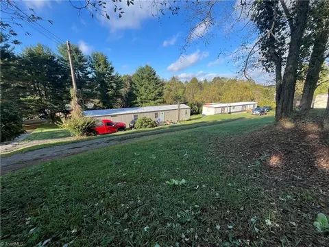 160 Akers Ave, Hillsville, VA 24343