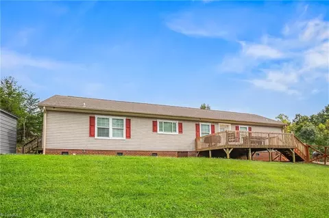 1027 Doris Rd, Walnut Cove, NC 27052