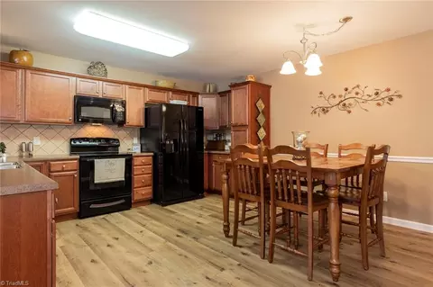 667 Chas Ct, High Point, NC 27265 photo 7