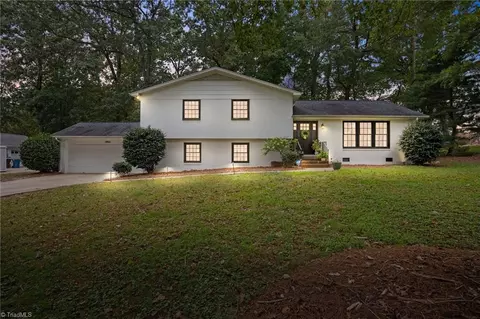 4902 Forest Oaks Dr, Greensboro, NC 27406