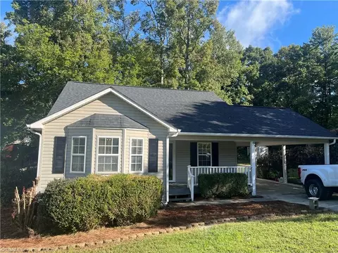 7 Oak Ridge Dr, Thomasville, NC 27360