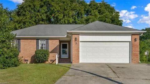 5 Acorn Ct, Greensboro, NC 27406