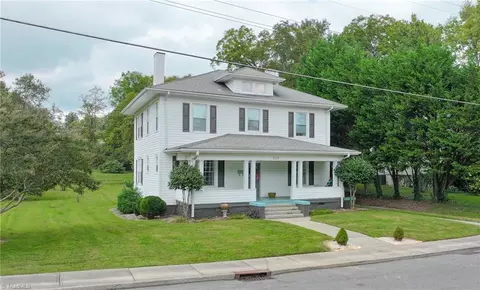 220 Church St W, Mount Airy, NC 27030