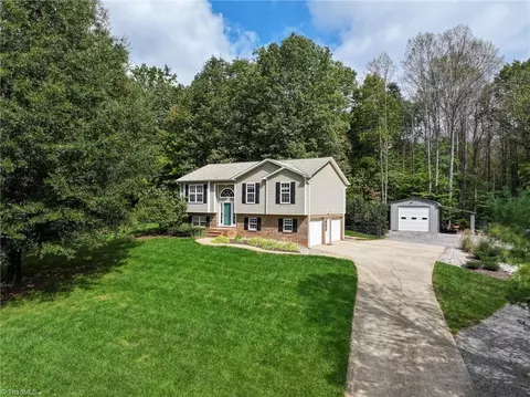 190 Bridgewater Rd N, Mount Airy, NC 27030