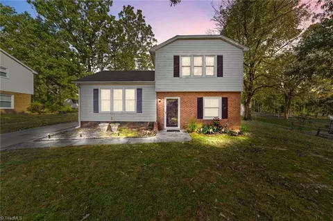 1713 Stoneybrook Dr, High Point, NC 27265