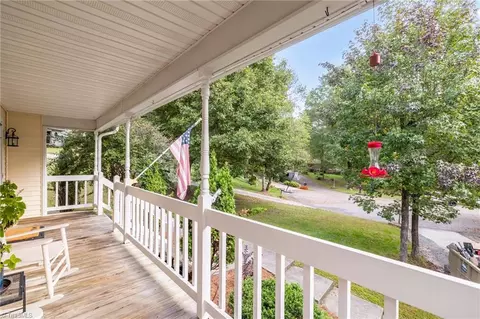 1732 Hanging Valley Ct, Kernersville, NC 27284