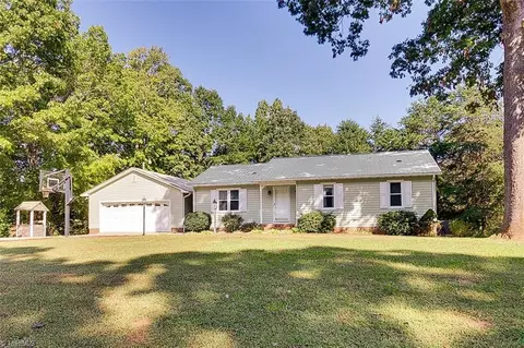 2455 Woodridge Dr, Asheboro, NC 27205