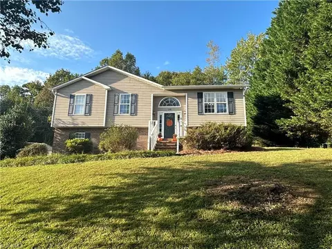 176 Huntington Ct, Pilot Mountain, NC 27041