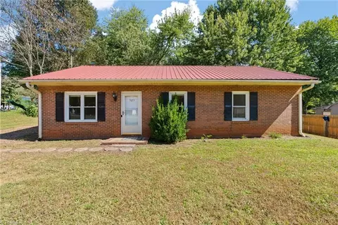 525 Heatherton Ln, Rural Hall, NC 27045