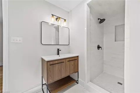 Bath - 209 Edgedale Dr, High Point, NC 27262 photo 4 of 5