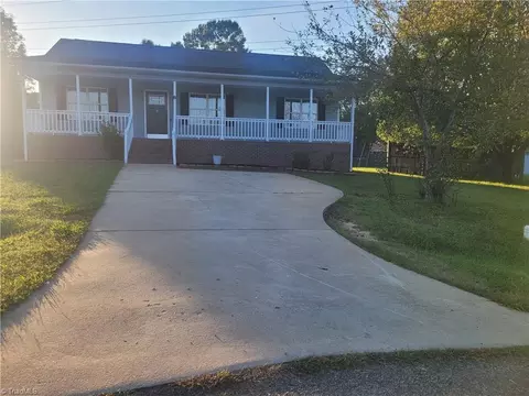 8 Leaf Ridge Ct, Thomasville, NC 27360