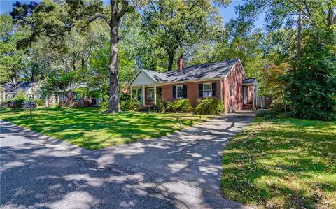 1002 Twyckenham Dr, Greensboro, NC 27408