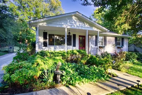 2702 Wynnewood Dr, Greensboro, NC 27408