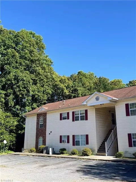 2912 Creekview Ct #E, High Point, NC 27265 photo 2