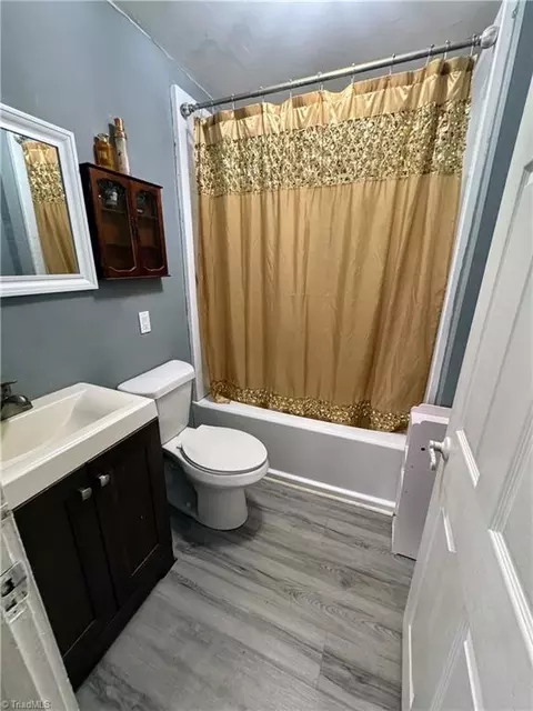 Bath - 1401 Hampstead Dr, High Point, NC 27260 photo 2 of 2