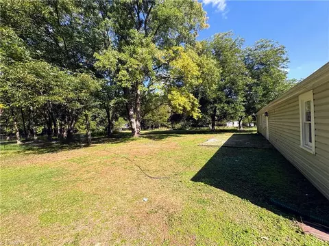 Exterior - 1401 Hampstead Dr, High Point, NC 27260 photo 3 of 6
