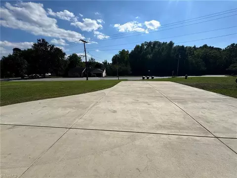 Exterior - 1401 Hampstead Dr, High Point, NC 27260 photo 2 of 6