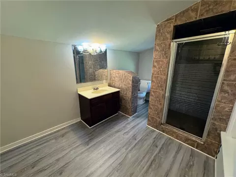 Bath - 1401 Hampstead Dr, High Point, NC 27260 photo 1 of 2