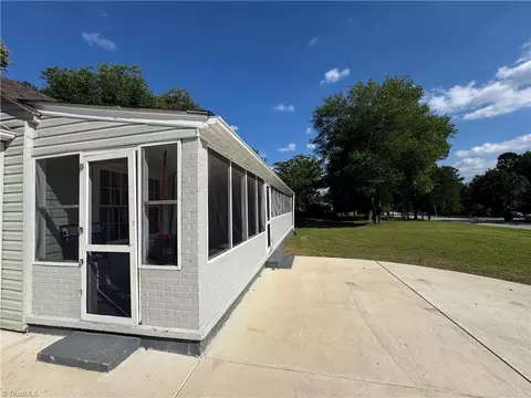 Exterior - 1401 Hampstead Dr, High Point, NC 27260 photo 6 of 6