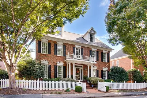12 Checkerberry Sq, Greensboro, NC 27455