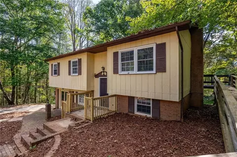 8401 Stanwix Dr, Tobaccoville, NC 27050