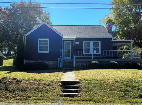 717 Creed St, Mount Airy, NC 27030