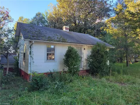 437 Smith St, Liberty, NC 27298