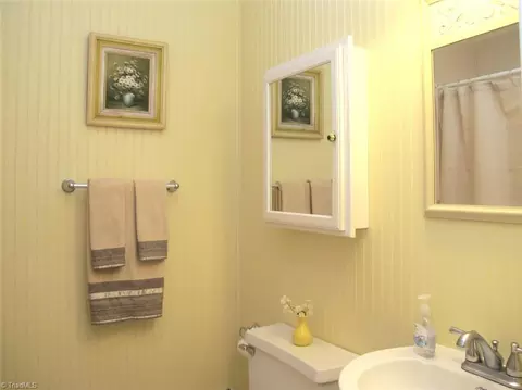 Bath - 104 Devon Rd, Jamestown, NC 27282 photo 3 of 3