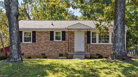2102 Darlington Pl, Greensboro, NC 27405