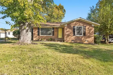 2404 Woodberry Dr, Greensboro, NC 27403