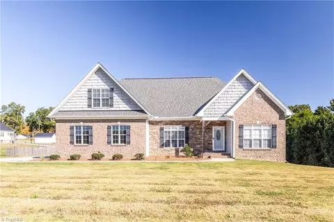 145 Scottsdale Ln, Clemmons, NC 27012