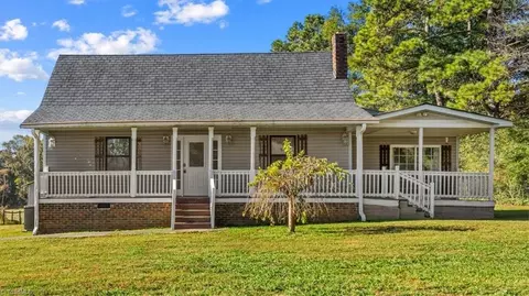 6354 Meadowbranch Rd, Seagrove, NC 27341