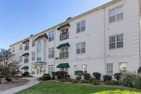 100 Sunset Cir #104, Greensboro, NC 27408
