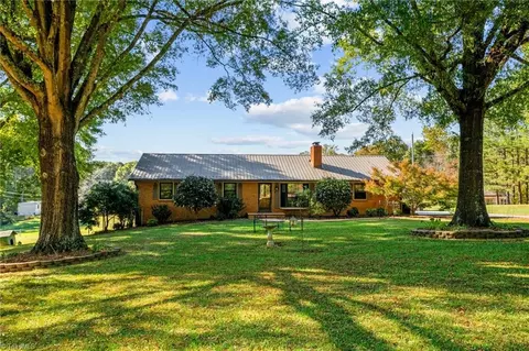 579 Arvil Hunt Rd, Lexington, NC 27295
