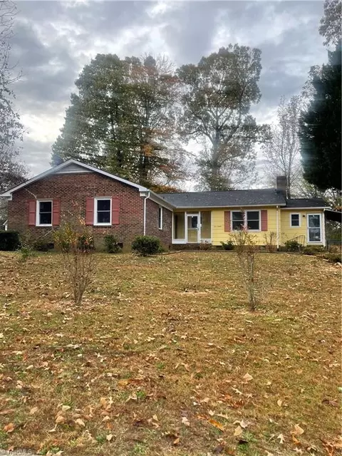 416 Woodlake Dr, Greensboro, NC 27406
