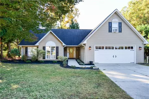702 Oakwood Forest Ln, Kernersville, NC 27284