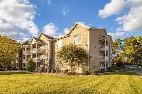 7104 Friendly Ave #307, Greensboro, NC 27410