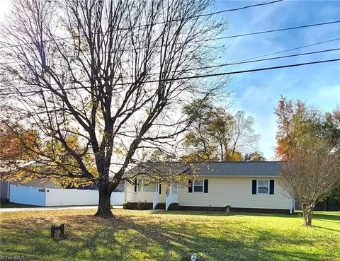 105 Dove Meadows Dr, Archdale, NC 27263