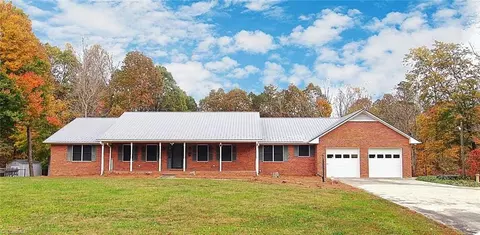 461 Rolling Green Dr, Winston Salem, NC 27107