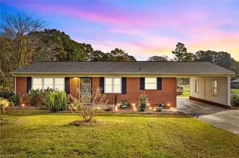 1002 Meadowbrook Rd, Asheboro, NC 27203