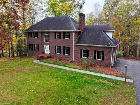 136 Oakmont Pl, Mount Airy, NC 27030