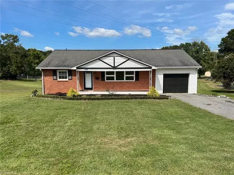 584 Peace Haven Rd N, Winston Salem, NC 27104