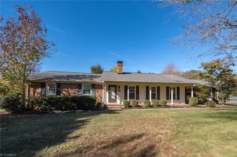 2600 Woodlyn Way E, Greensboro, NC 27407