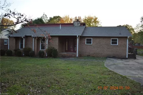 704 Meadowood St, Greensboro, NC 27409