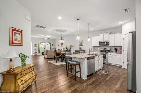 1637 Coopers Hawk Dr, Kernersville, NC 27284
