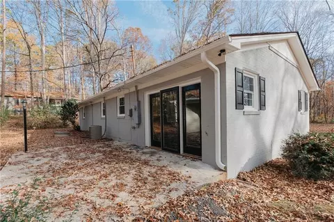 305 Lyles St, Elkin, NC 28621 photo 4