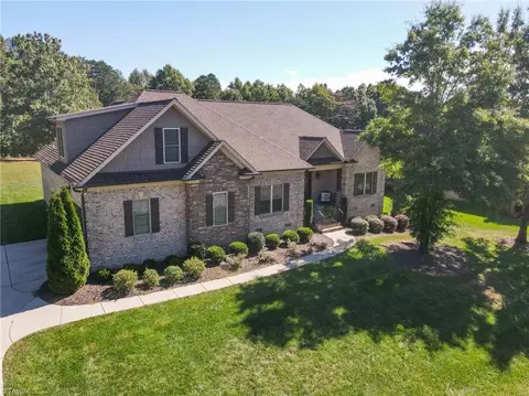 7320 Henson Forest Dr, Summerfield, NC 27358